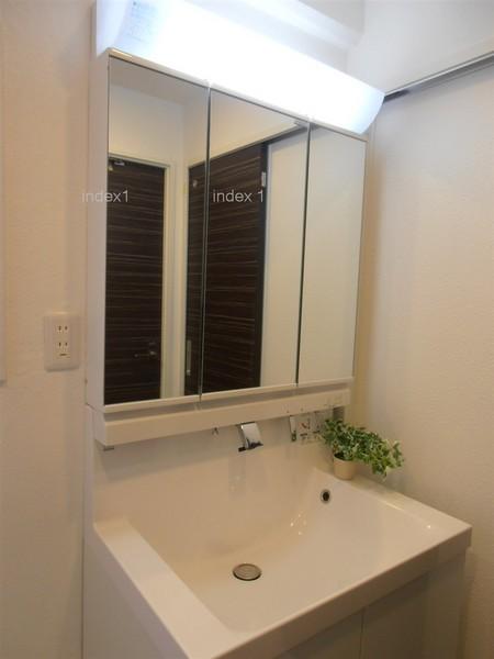 Wash basin, toilet. Washbasin and easy to use in the shower faucet!