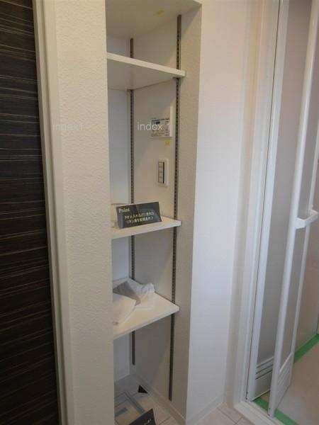 Receipt. Towels and plenty fit basin storage!