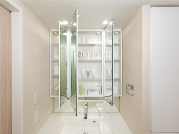 Bathing-wash room.  [Powder Room] It has adopted a three-sided mirror with vanity, which also includes a three-sided mirror under mirror tailored to the child's point of view. Ensure the storage rack on the back side of the three-sided mirror. You can organize clutter, such as skin care and hair care products. (Same specifications)