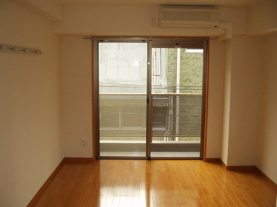 Living and room. Large windows of Western-style 8.4 quires that communion in daylight