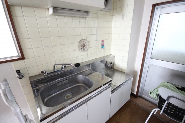 Kitchen. Table-cho Apartment 202