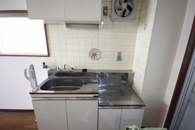 Kitchen. Table-cho Apartment 202