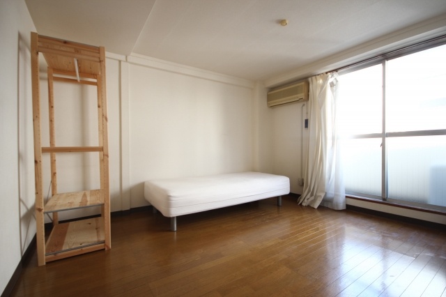 Other. Table-cho Apartment 202