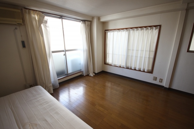 Other. Table-cho Apartment 202