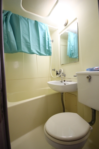 Bath. Table-cho Apartment 202