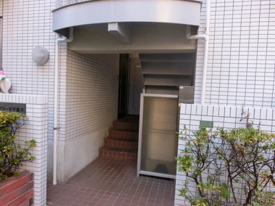 Entrance. 1 floor 2 units