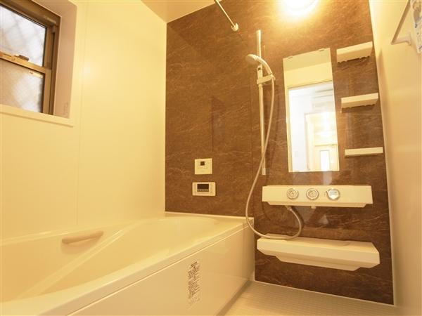 Bathroom. Relax in a window bathroom. 2013 / 09 shooting