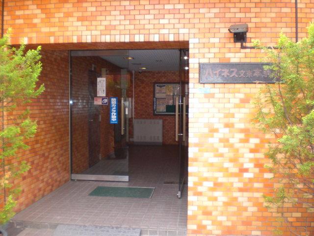 Entrance. Common areas