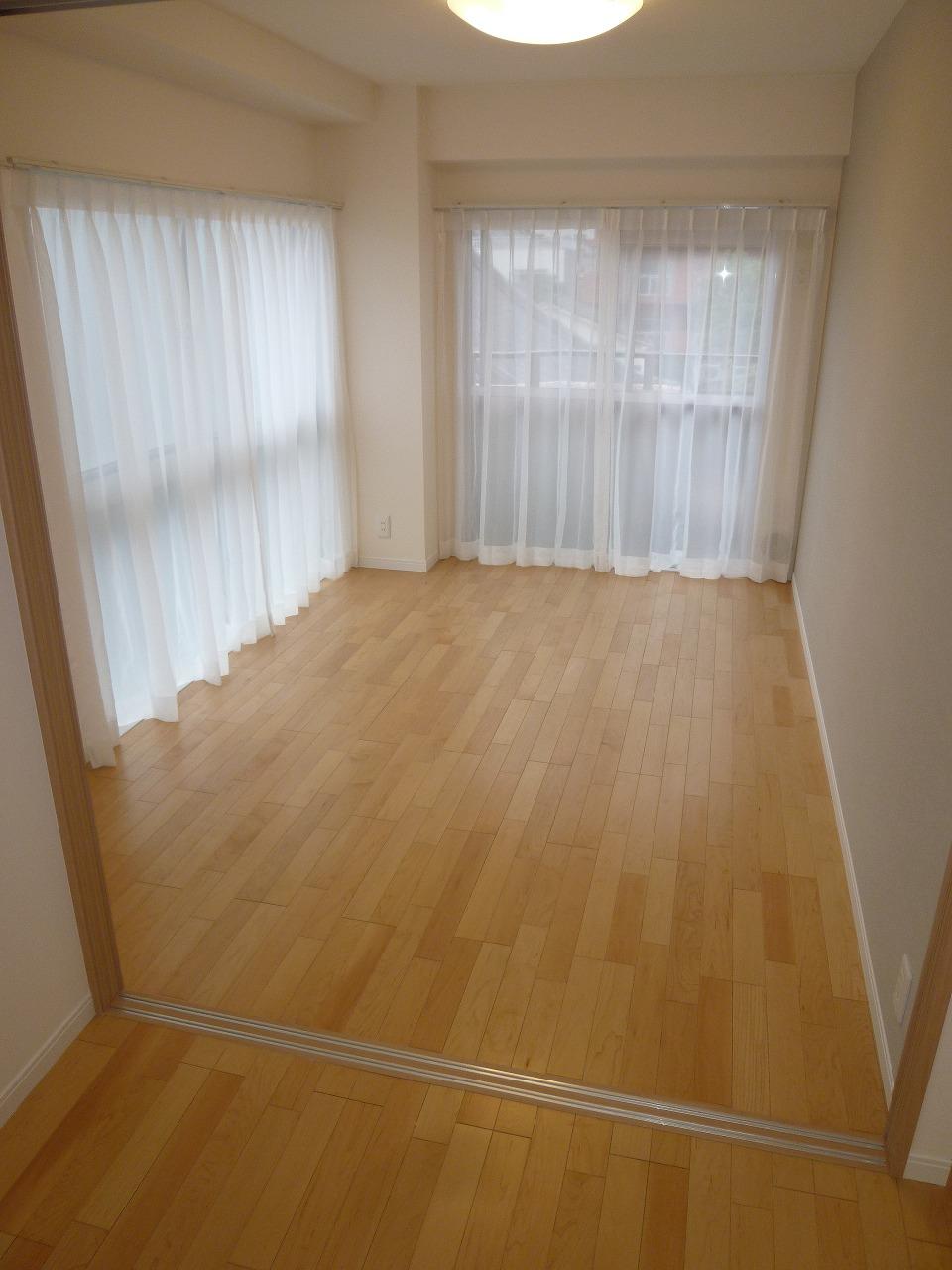 Non-living room. Western-style about 5.2 Pledge. Yang hit a two-sided lighting ・ Ventilation is good.