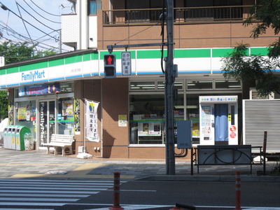 Convenience store. Family Mart (convenience store) to 350m