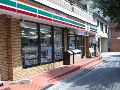 Convenience store. 250m to Seven-Eleven (convenience store)