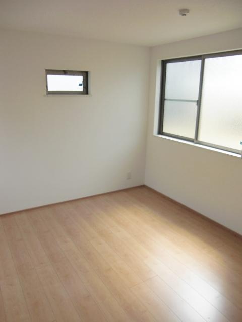 Non-living room. Bright interior does not feel the north contact road
