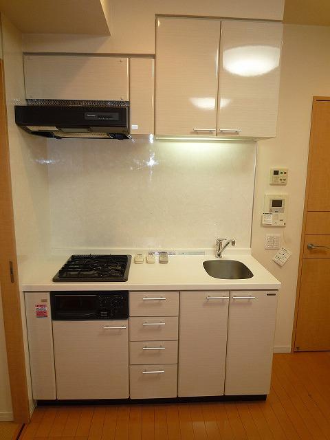 Kitchen.  ◆ Since it is a compact type of kitchen, It is ideal for such simple dishes. (November 2013) Shooting