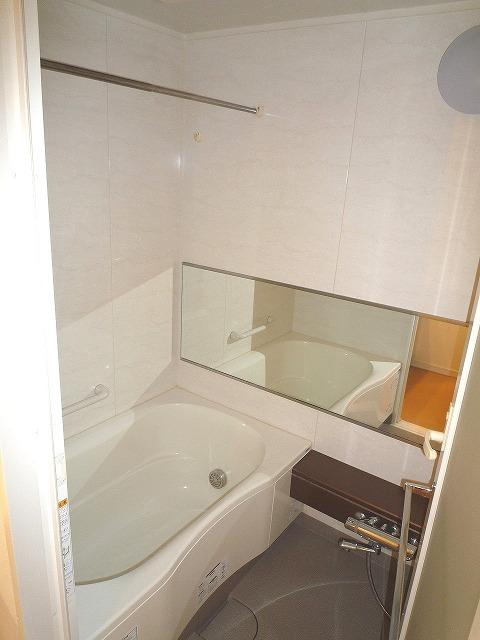 Bathroom.  ◆ Bathroom Dryer ・ heating ・ Air conditioning, It is with reheating function. (November 2013) Shooting