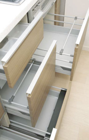 Kitchen.  [Sliding kitchen storage ・ Width wood storage] And easy to sliding out the cookware, Adopted vigorously soft-close feature that slowly closes in front of closed. Is the type that can be leveraged to Habaki part of tend feet to dead space.