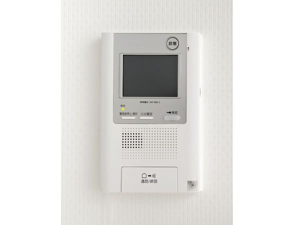 Security.  [Intercom with TV monitor] Entrance by intercom with a color TV monitor with a recording function, You can see in the video the entrance of visitors. (Same specifications)