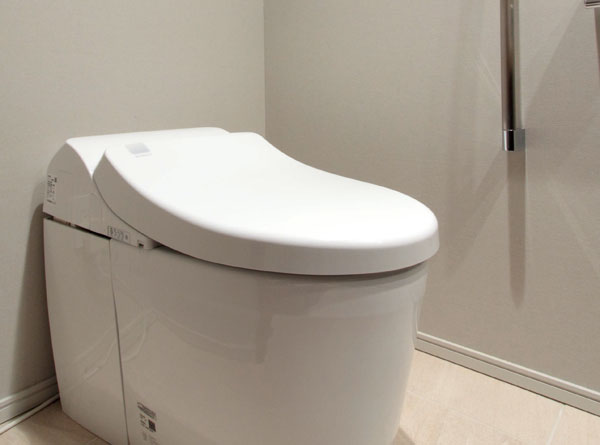 Bathing-wash room.  [Water-saving tankless toilet] In addition to the form of the beautiful low silhouette, Excellent Borderless shape to tornado washing and cleaning properties, "Sefi on Detect" adopted. Also it has excellent water-saving properties in a large 3.8L.