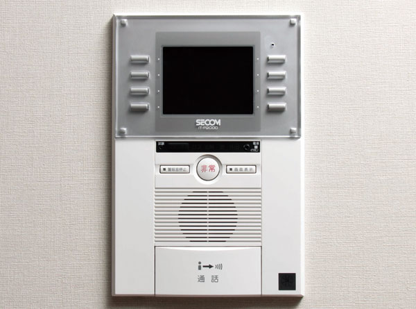 Security.  [Intercom with TV monitor] In a TV monitor with intercom in the dwelling unit, Kazejo room ・ Image the figure of visitors in front of the entrance hall ・ Also heightened sense of security because the unlocking from check with voice.