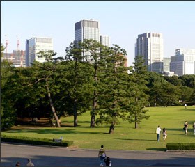 park. 706m to the Imperial Palace (park)