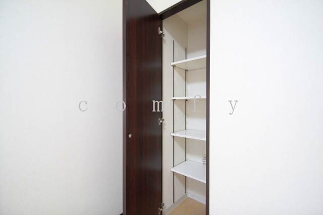 Receipt. Bedroom storage of Shelf is movable