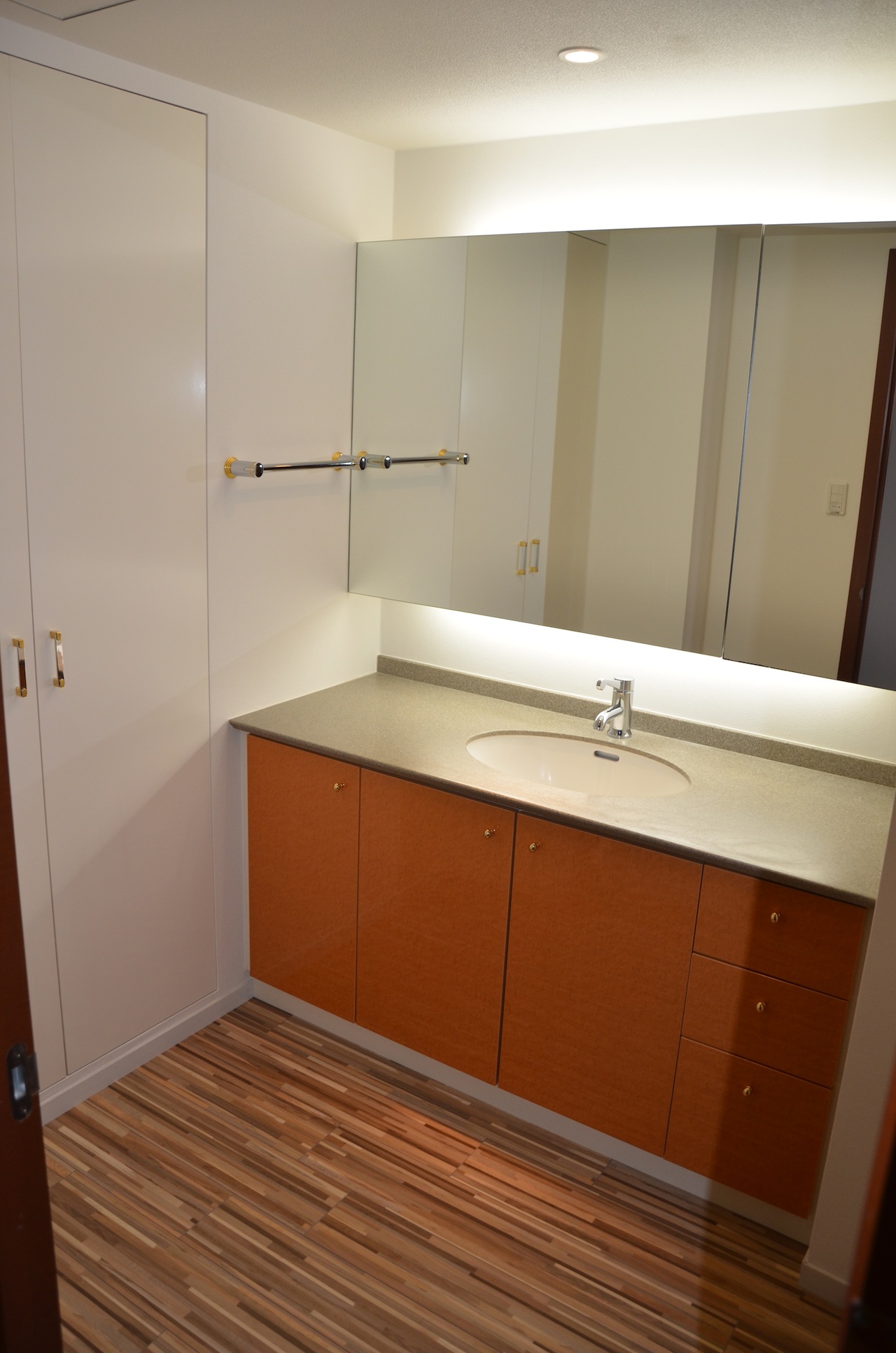 Washroom. Undressing space and spacious Wash basin Flooring Zhang Kawasumi