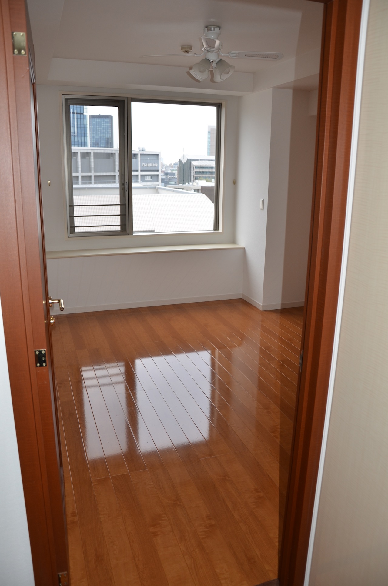 Living and room. 9 tatami Western-style Cherry wood flooring Built-in air conditioning Housed there