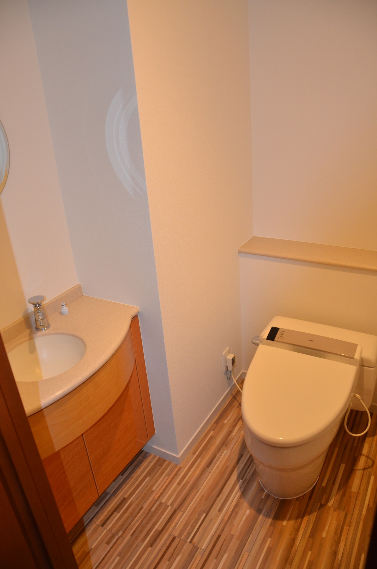 Toilet. Warm water washing toilet seat With hand washing It has been re-covered in calm flooring