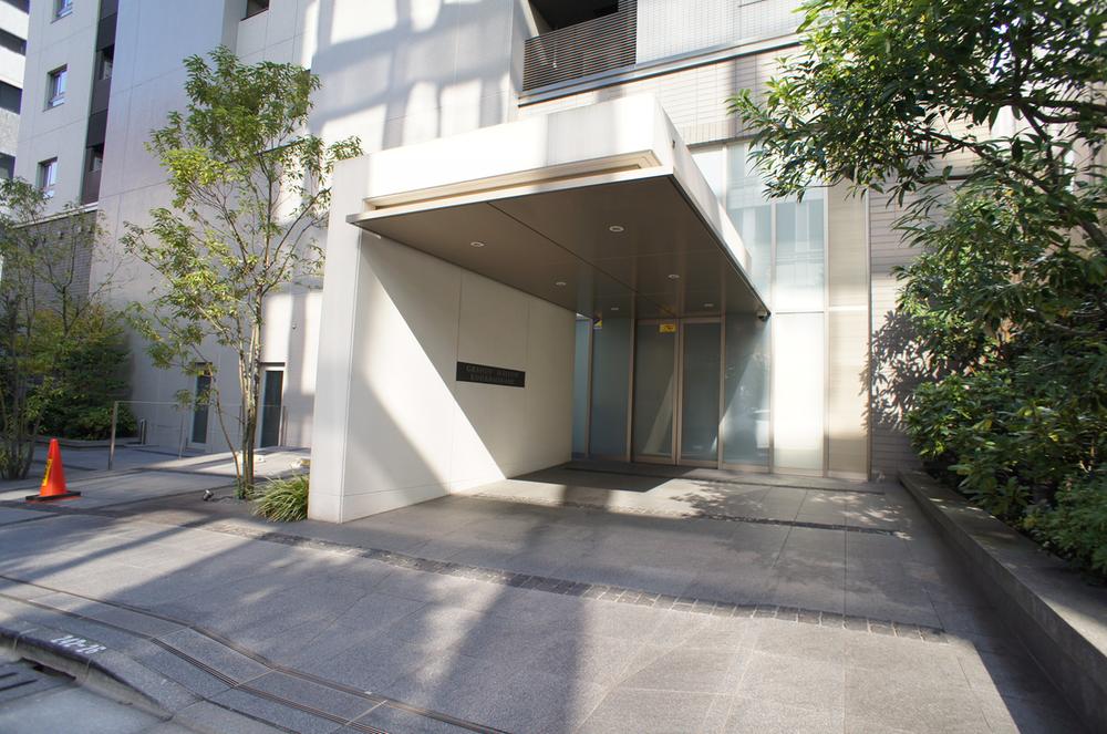 Entrance. ◇ room of the building design with the public open space ◇ underground parking equipped (high roof ・ Allowed two) ◇ security enhancement ◇ pet breeding Allowed