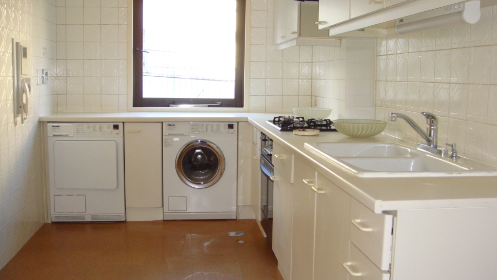 Kitchen. Easy-to-use L-shaped kitchen. Washing ・ It is with a dryer.