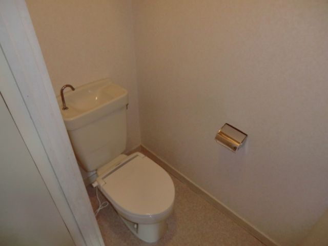 Toilet. B ・ It is another T. 