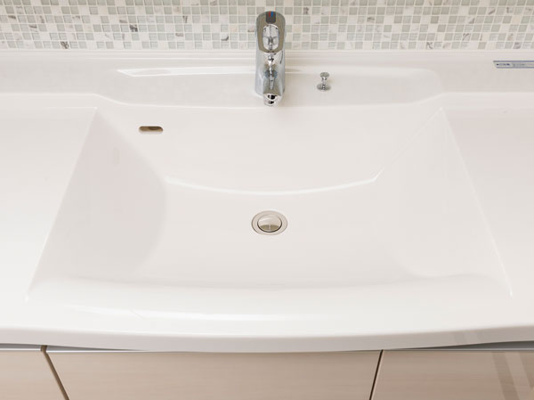 Bathing-wash room.  [Counter-integrated basin bowl] Square-type wash bowl of the design and refreshing seamless. Ease of care is also attractive.
