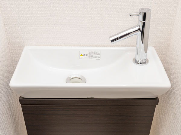Toilet.  [Toilet hand wash basin] Within the toilet, Standard equipped with a hand wash basin. It is square sophisticated design.