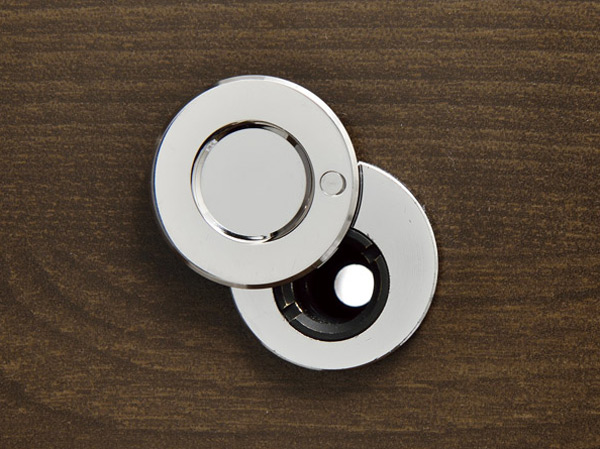 Security.  [Lid with door peephole] Providing a notch in the door peephole, It has become difficult to turn shape. Also, We put the case back so that it can not be confirmed occupancy. (Same specifications)