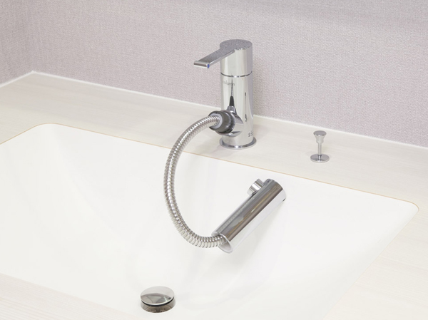 Bathing-wash room.  [Single lever mixing faucet] Because of the type that can be drawn convenient head, Bowl is easy to clean.