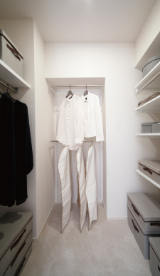 Receipt.  [Walk-in closet] Set up a walk-in closet in all houses. You can organize and clean a variety of items.