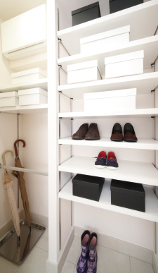 Receipt.  [Shoes closet] Umbrella receiving tray ・ Slippers hanging ・ It is housed rich space there is a rotating tray (small pieces).