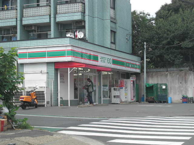 Convenience store. 100 yen 300m to Lawson (convenience store)