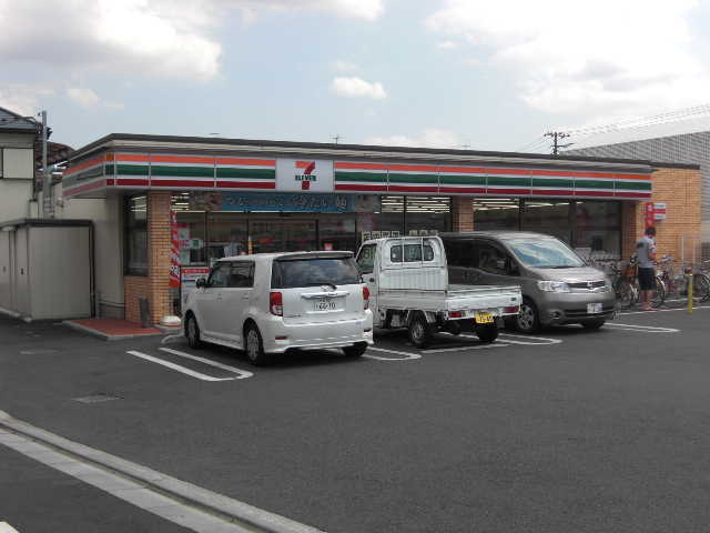 Convenience store. 700m to Seven-Eleven (convenience store)