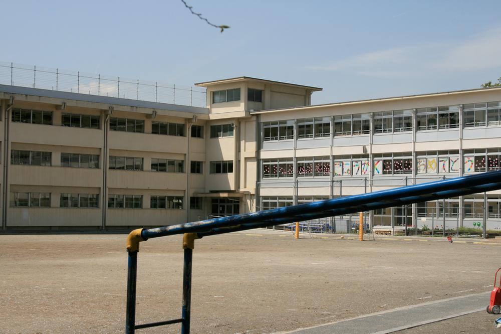 Primary school. 740m until the young leaves elementary school