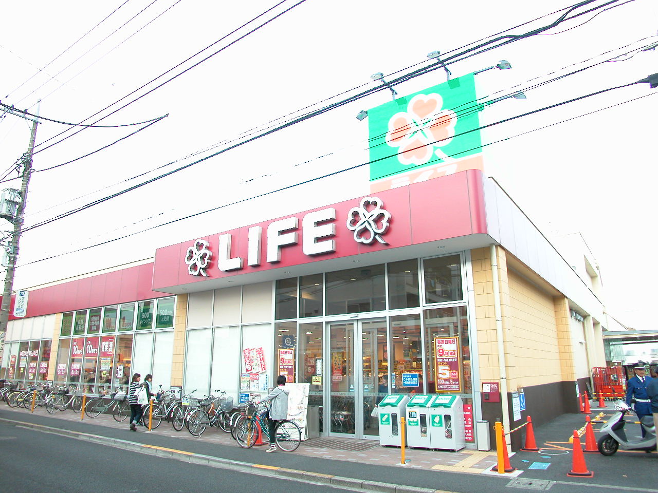 Supermarket. 652m up to life Chofu Sengawa store (Super)