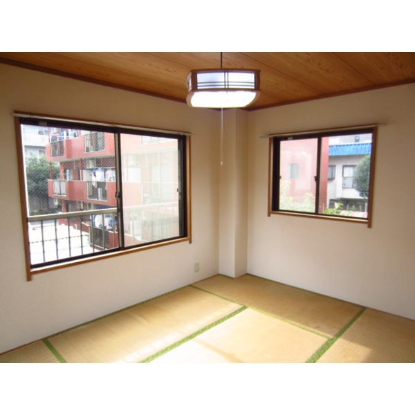 Living and room. It is bright with three-sided lighting of the Japanese-style room