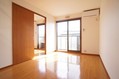 Living and room. It is an 8-minute 11 pledge spacious LDK walk from the train station!