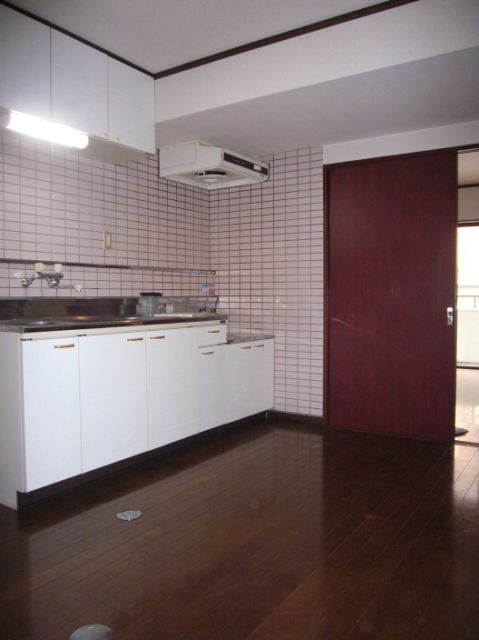 Kitchen. Two-burner stove can be installed