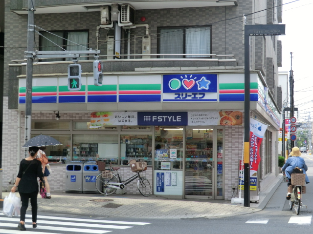 Convenience store. Three F (convenience store) to 400m