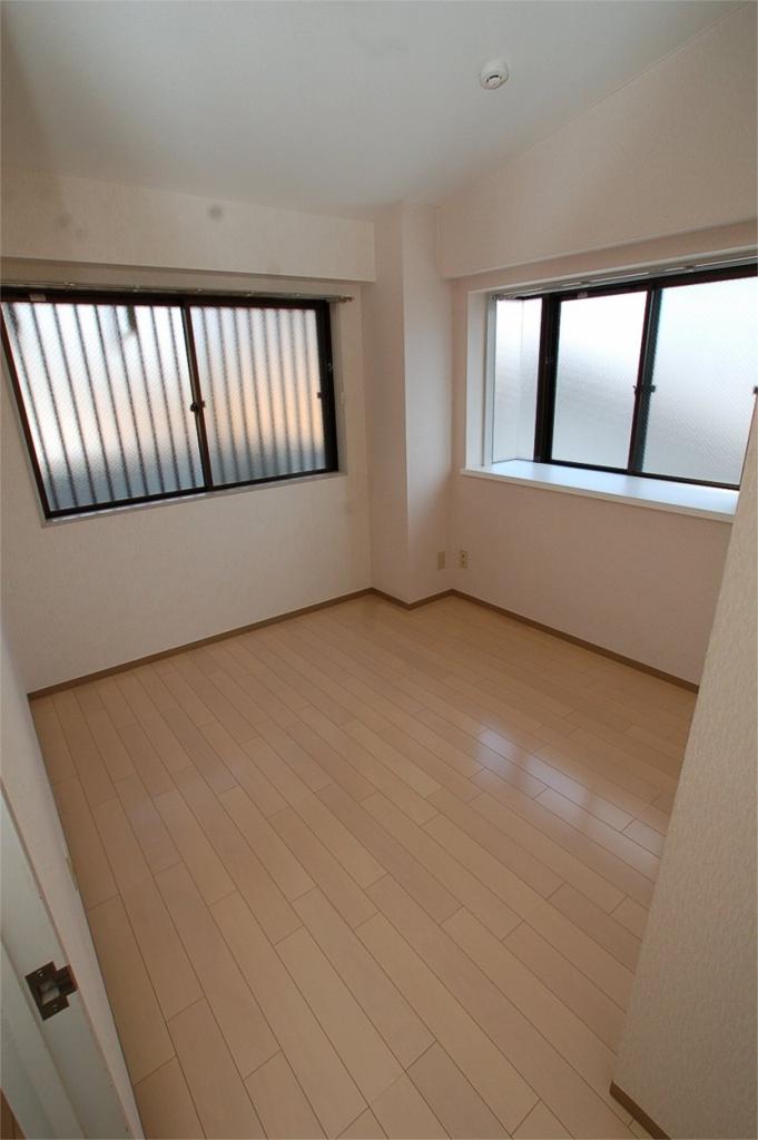 Other room space. Since the Western-style is the window is two places is the bright rooms. 