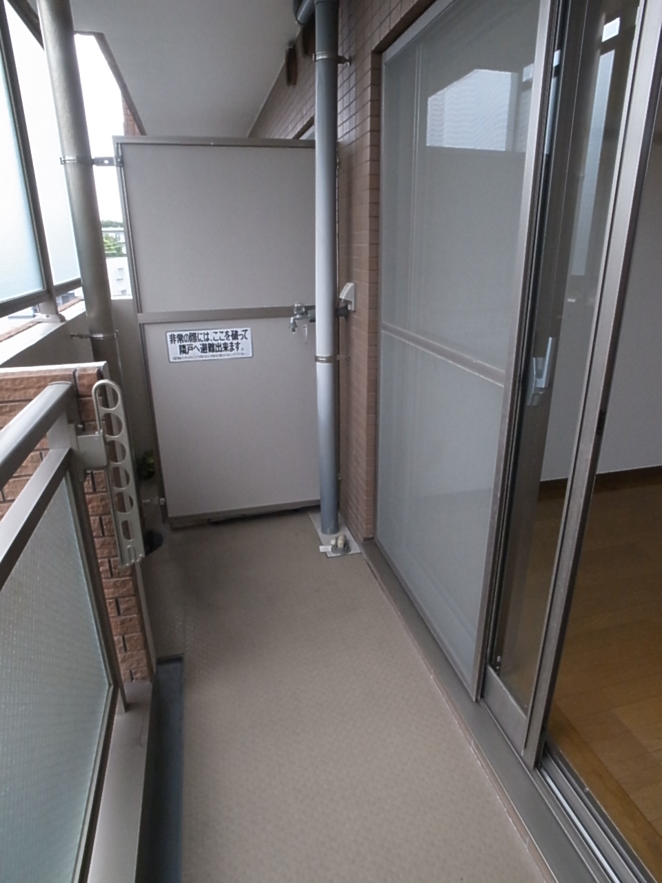 Balcony. Laundry Area is spacious space. Like the room there is a glass in front ☆ 