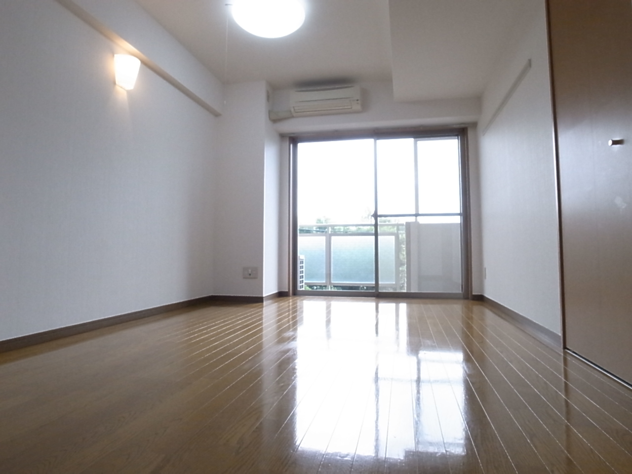 Living and room. It is bright rooms have Hirake front ☆ 