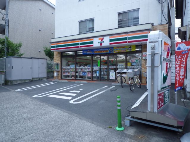 Convenience store. 300m to Seven-Eleven (convenience store)