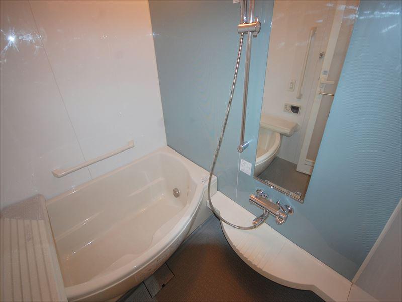 Bathroom. Selling local