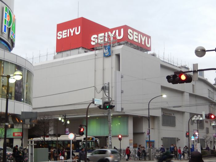 Supermarket. Seiyu to (super) 900m